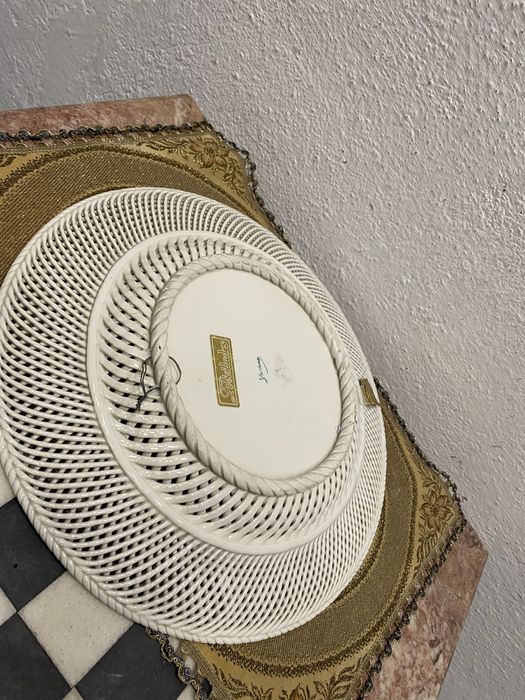 Порцеланово пано за стена с дупки