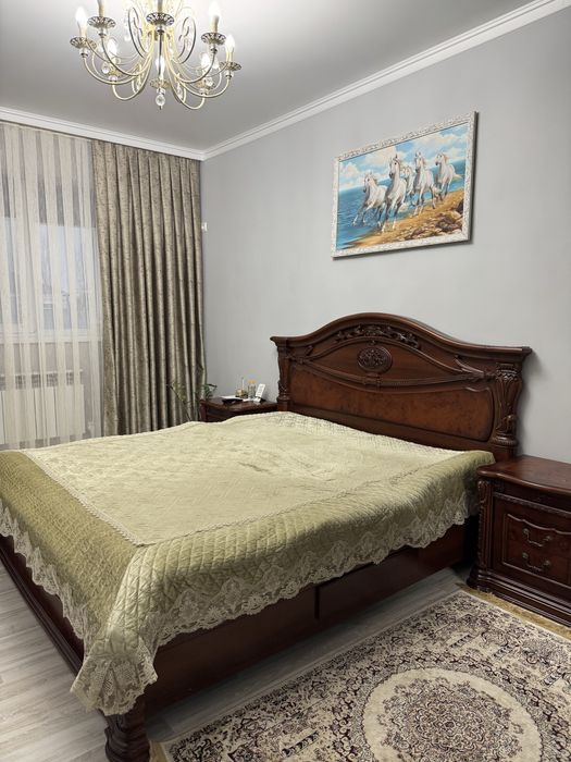 Кровать и две тумбочки