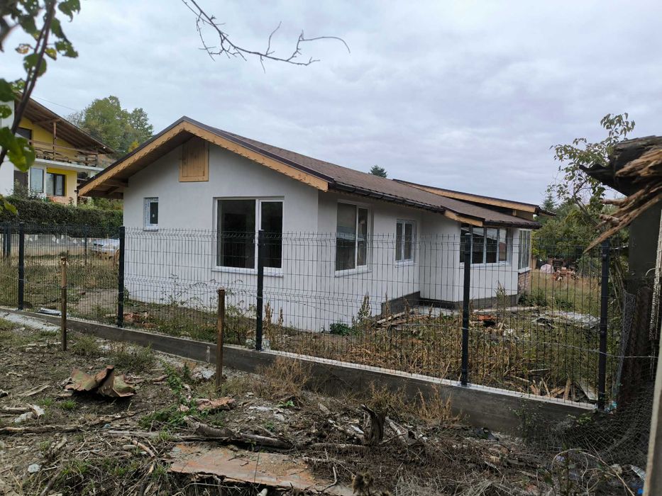 Продавам къща в с. Стъргел на 45 минути от София