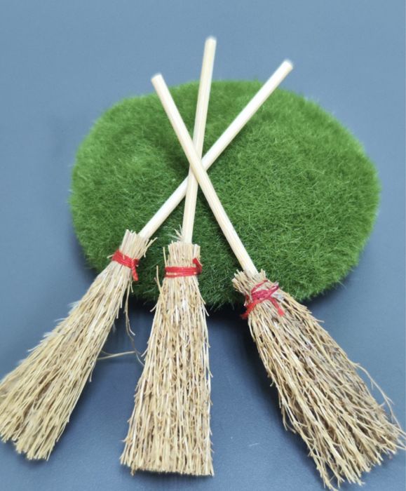 Метла для дополнения образа снеговика