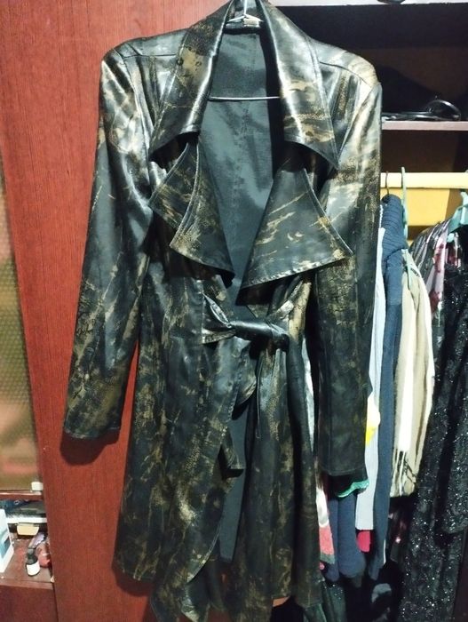 Продаётся женский плащ.