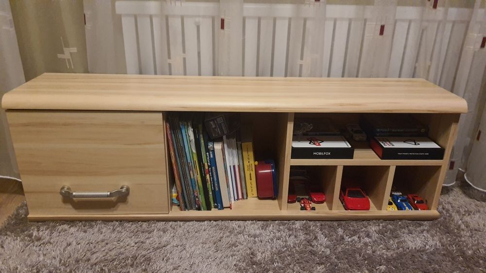 Етажерка с шкафче и рафт