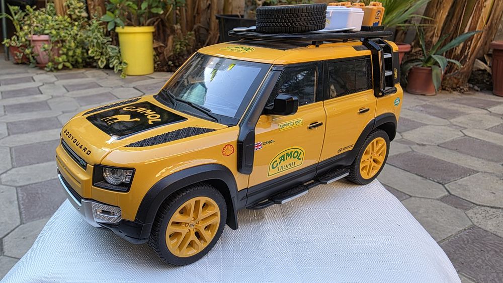 металлическая модель Land Rover Defender в масштабе 1:18