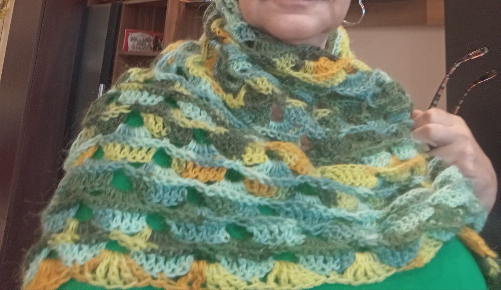 Топъл, пъстър шал, подходящ за есен-зима.