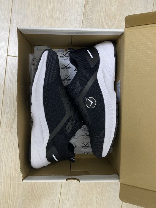 Кроссовки чёрно-белые беговые