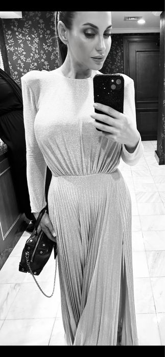 Elisabetta Franchi дълга рокля с красив гръб и чарм с лого