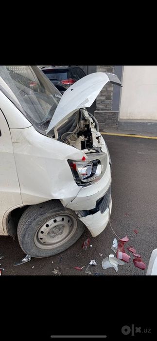 Moshinani oldi orqa faralarini va bamferlarini restavratsiya qilib