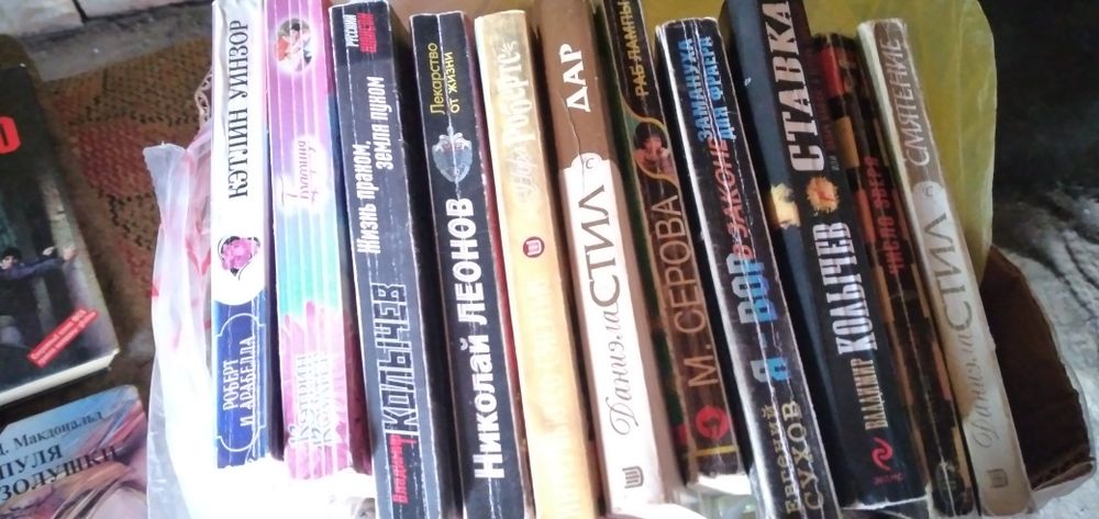 Продам книги по двести тенге