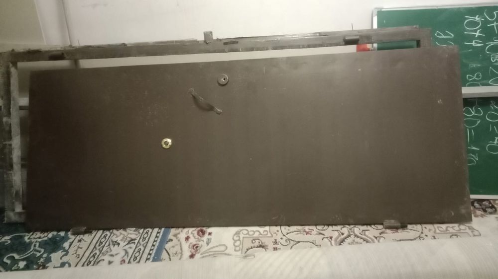 Дверь железная.