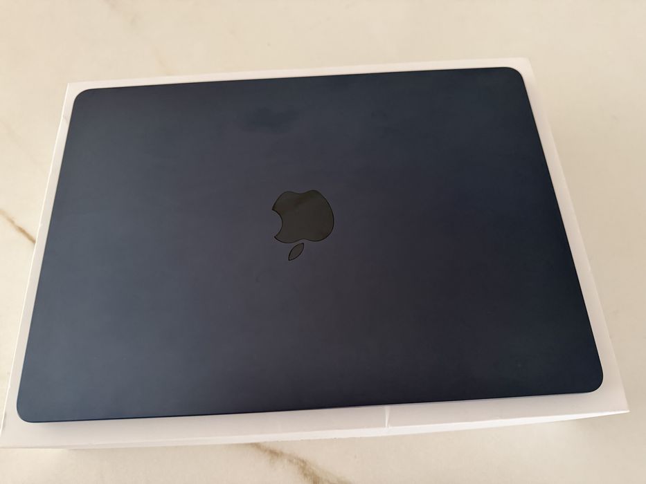 Macbook Air  13.6 inches with M2 chip- Midnight 16 GB Ram SSD 256GB