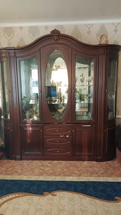 Продам ,стол, и стенку, настоящее дерево.