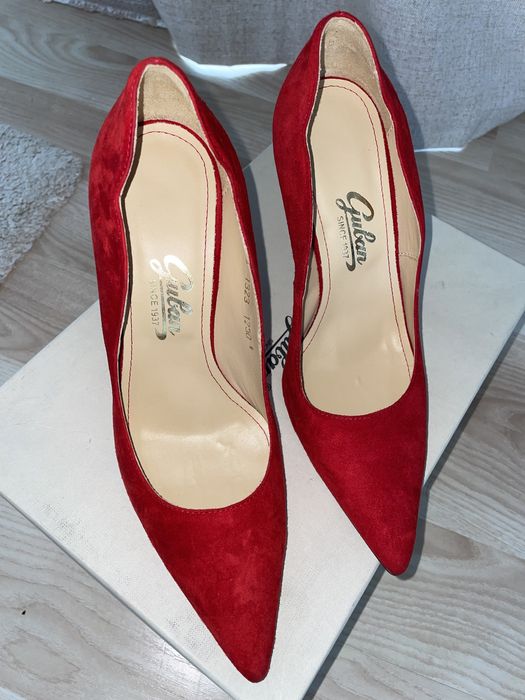 Vând pantofi stiletto , din piele, de la Guban . Sunt noi, nepurtati .