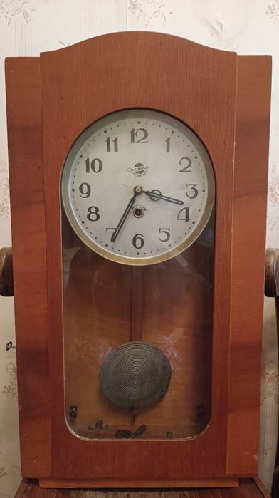 Часы с маятником настенные