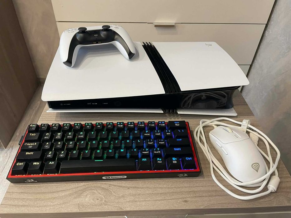 Продавам Playstation 5 Pro 2TB, 1 контролер + клавиатура и мишка.