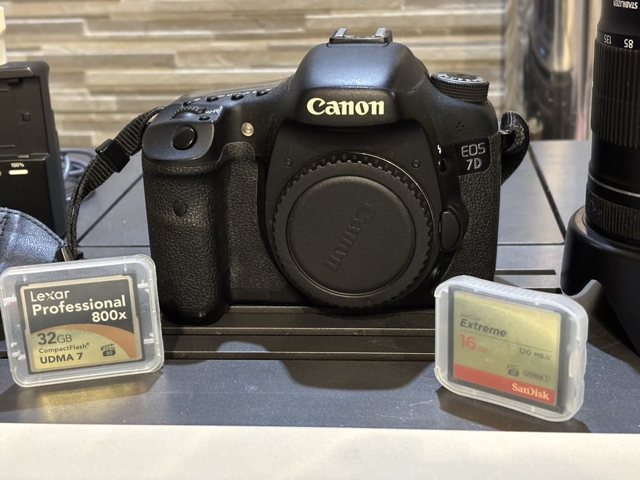 Фотоапарат в отлично състояние!Canon D7+обектив 18/135 Промоция !!!