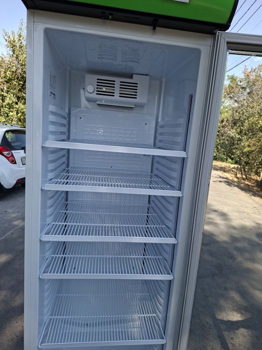 Срочно продам витрине холодильник артел как новый гарантия 3года есть