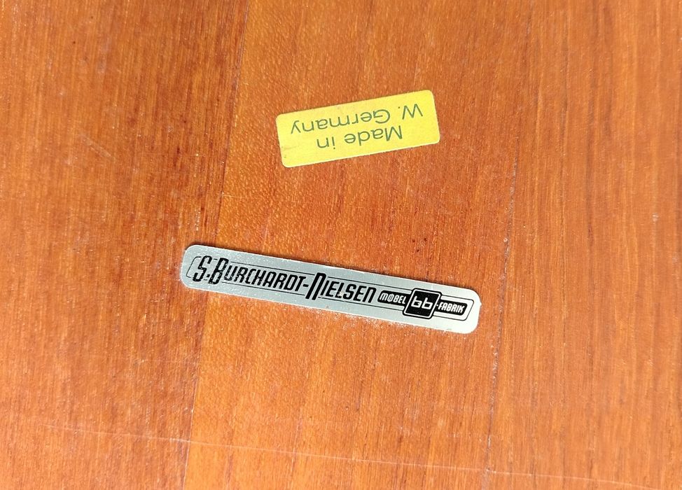 Măsuță veche din lemn masiv de tec, BURCHARDT -NIELSEN, stil Mid-Century
L= 133 cm,  l= 76 cm,  H= 54 cm.
2100 lei