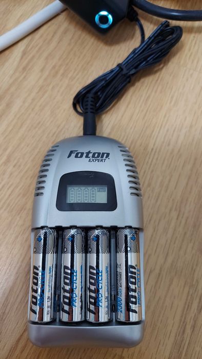 Incarcator Foton Expert model FS 7974 acumulatori reincarcabili