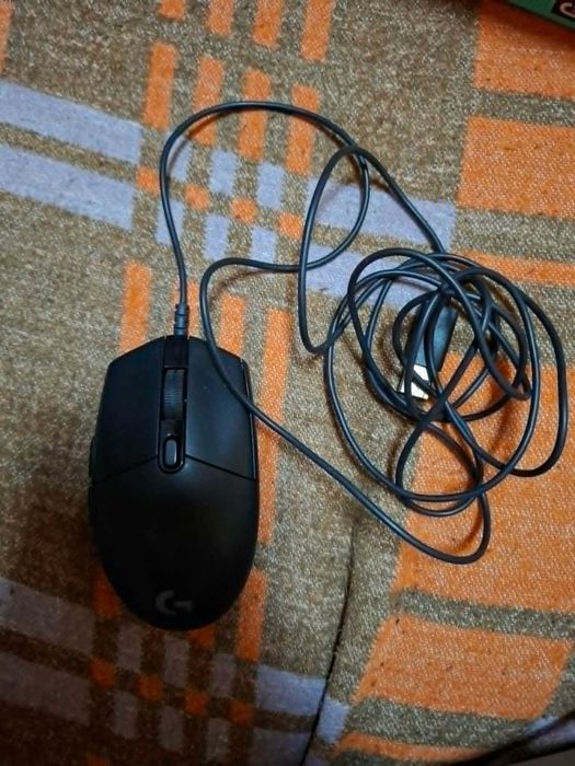 Mouse Logitech G203 Negru ( 1 buc) si Alb ( 1 buc )