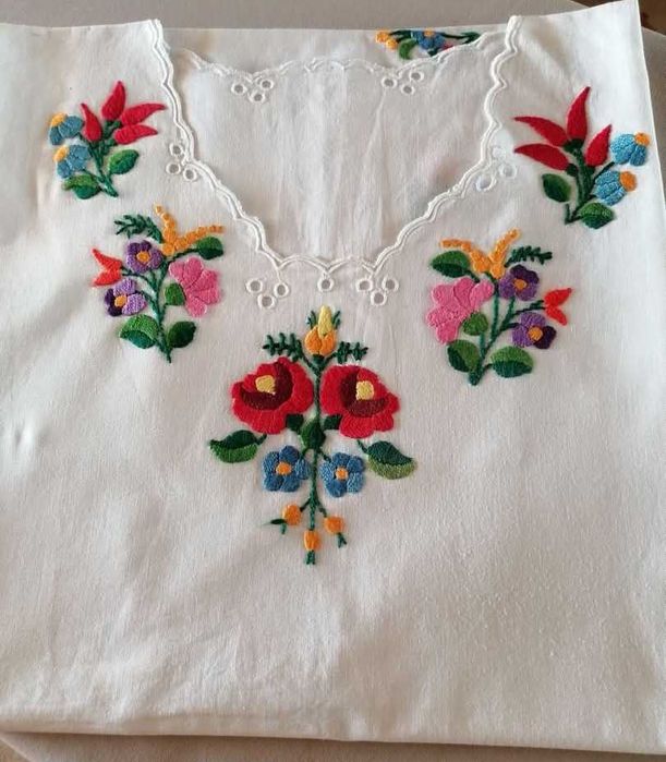 Дамска блуза с бродерия