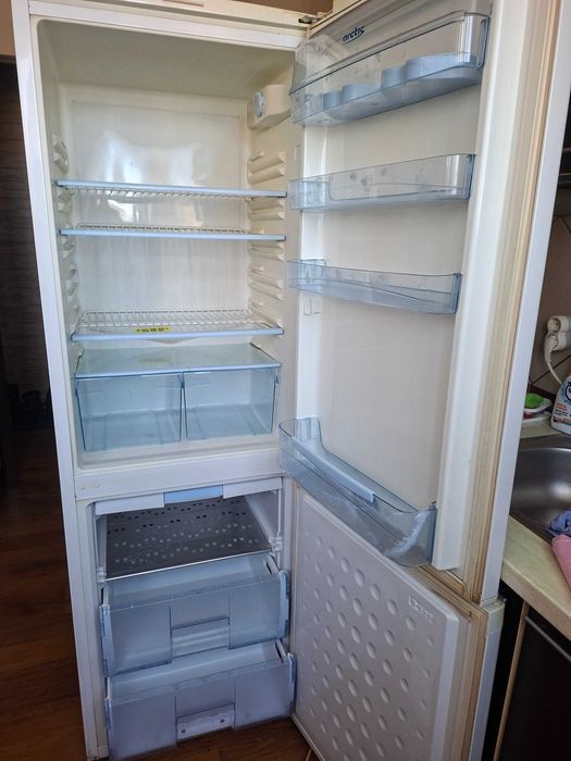 Vand combina frigorifica si comoda.