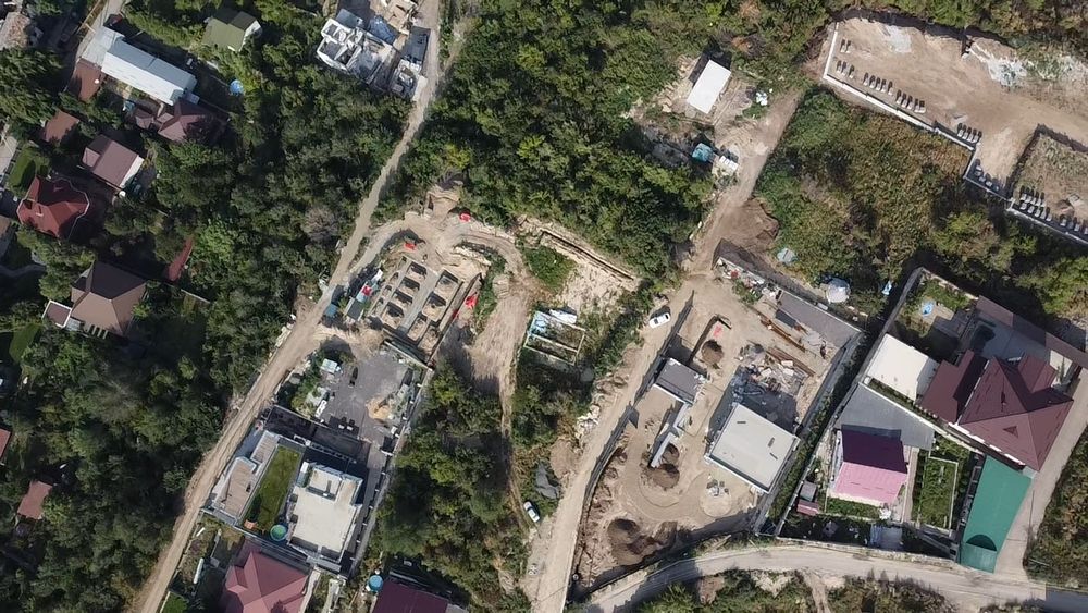 Участок с видом на город и горы