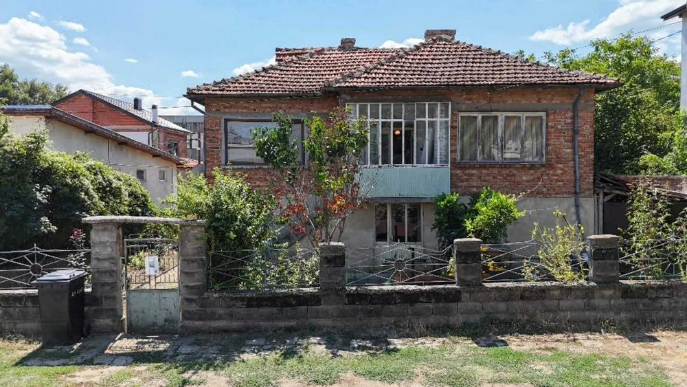 Продавам двуетажна къща