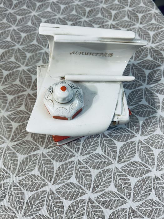 Продаю  винтажную фарфоровую статуэтку чернильницу