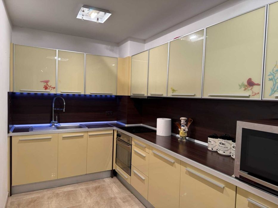 Висококачествена кухня с вградени уреди