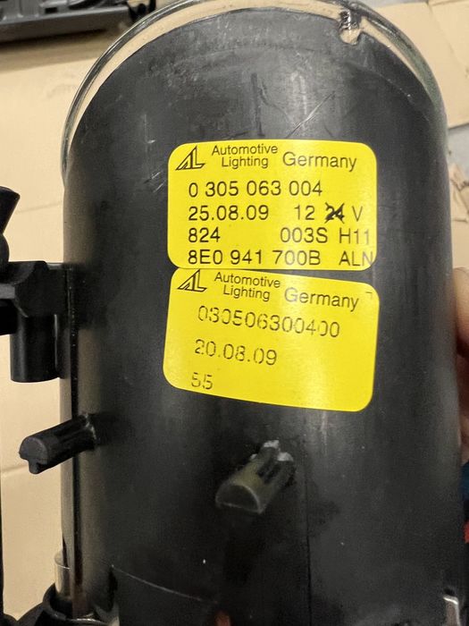 Audi A4 B8 2х десни халогена !НОВИ!