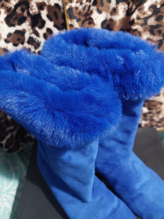 Дамски ботуши кралско синьо от набук.