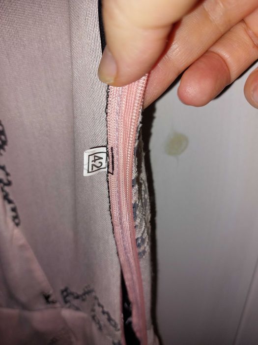 Елегантна дамска рокля в розово и черно