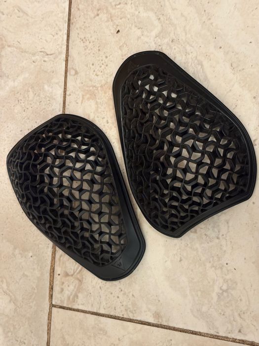 Vesta armura mtb Dainese Rival Pro cu hydration bag.