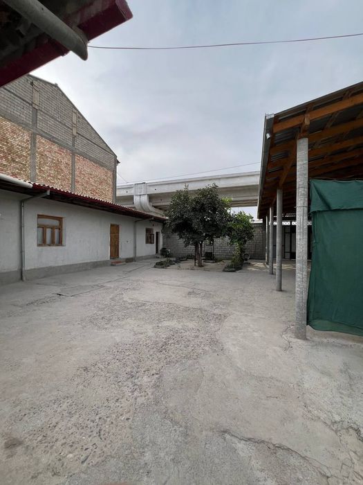 Земля 8 соток+7 соток. Дом 5 комнат. Фасад 17 м. Выход на две улицы