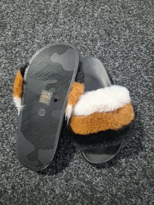 Papuci dama superbi.