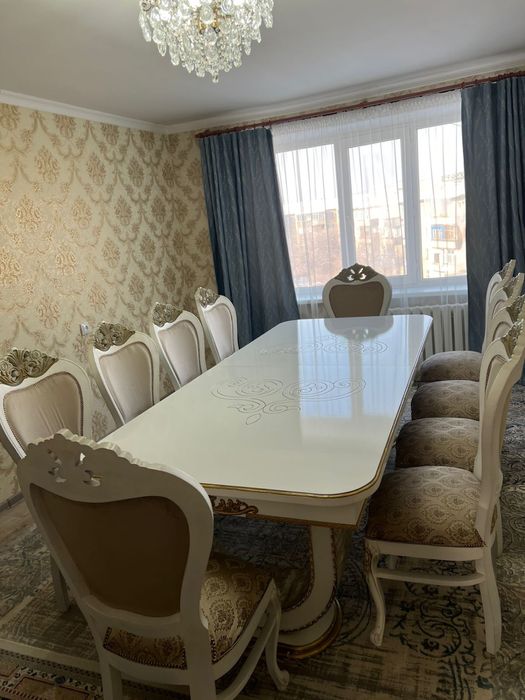 Большой стол для гостей.