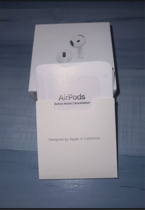 AirPods 4 cu Active Noise Cancellation
