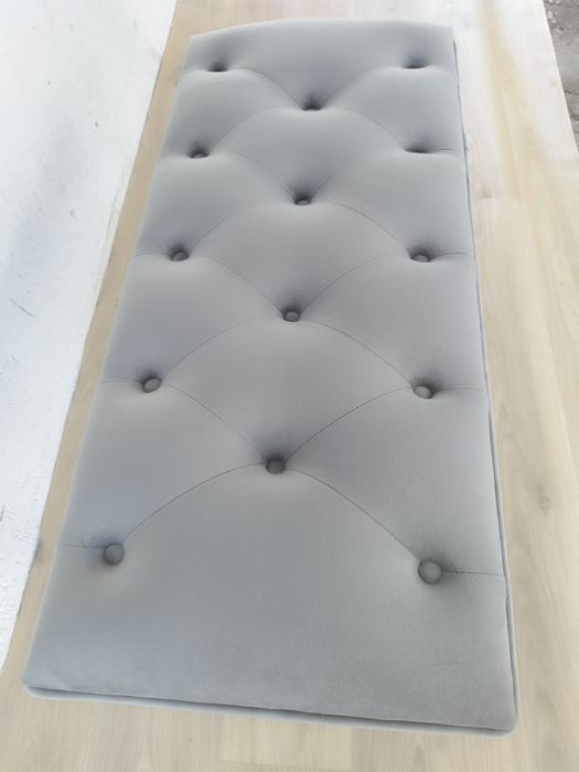 Vând bancuta din catifea gri, model cu nasturi, chesterfield