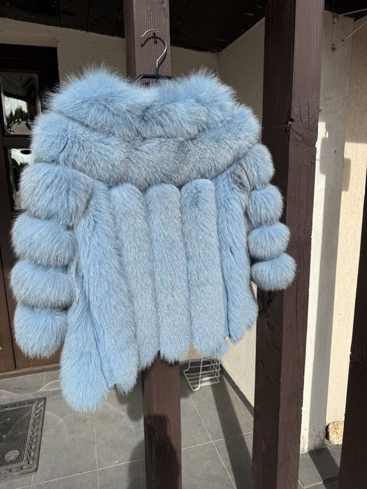 Haina blana superba de vulpe argintie,luxoasa si eleganta,culoare bleu ciel,bust 86 cm,masura S-M