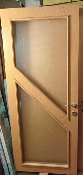 Vând 4 uși interior apartament, cu broască + mânere și tocuri