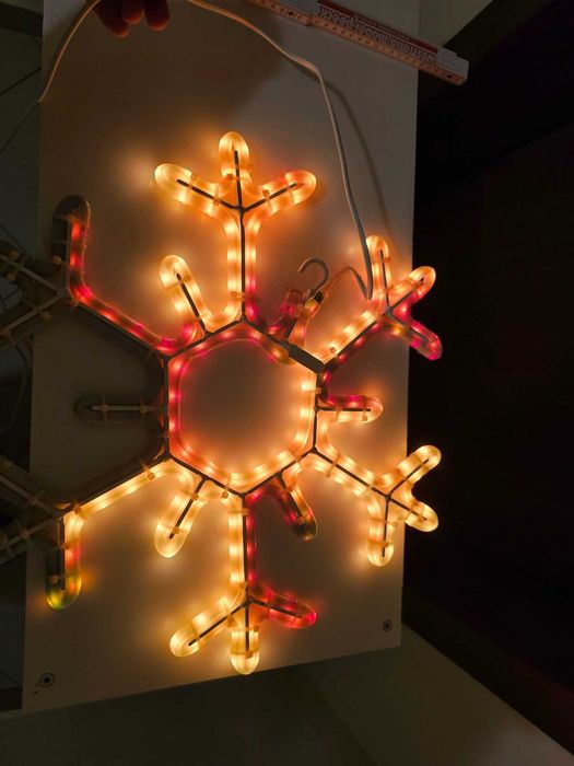 Дядо коледа на стълба 180cm и голяма снежинка 55см. светещ маркуч