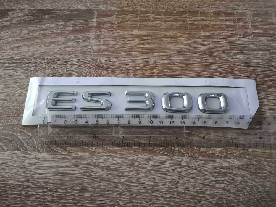 сребрист надпис Lexus ES 300