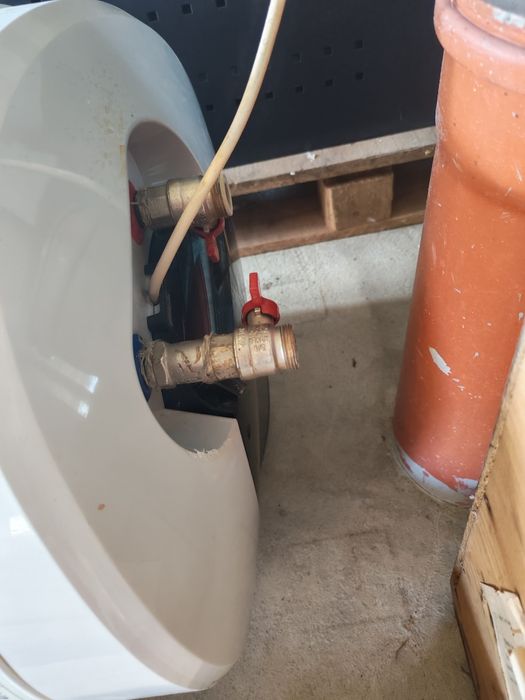 Boiler folosit 2 ani perfect pentru funcționare 150L