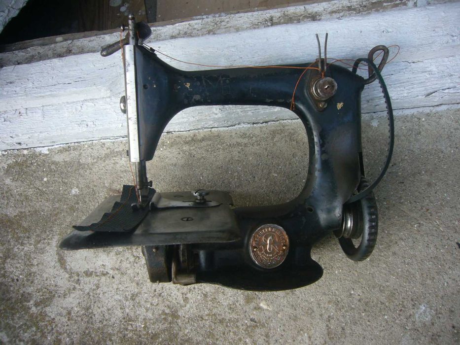 Малка стара шевна машина