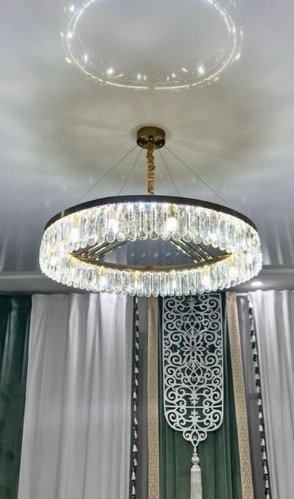 Красивая хрустальная люстра
