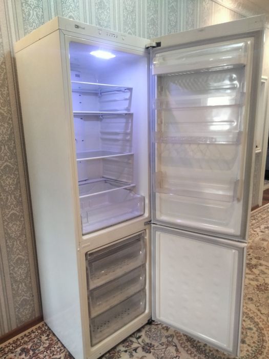 Продам холодильник Samsyng.  в хорошем состоянии белосн