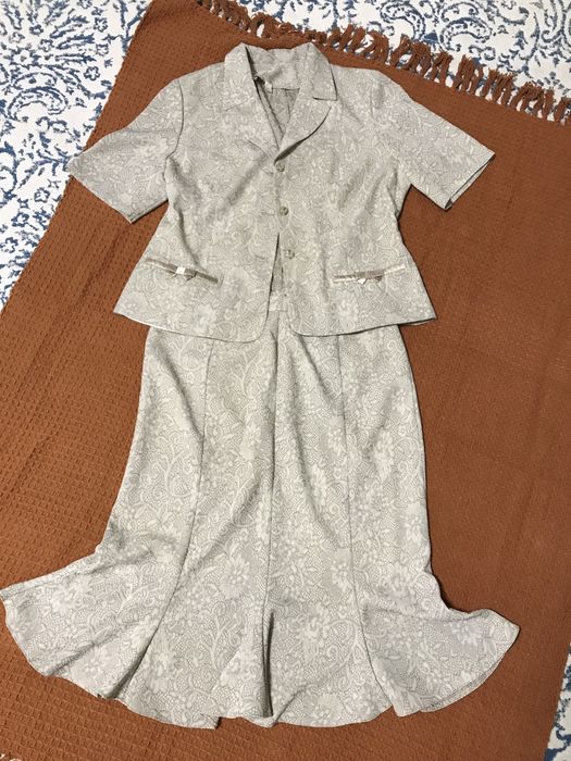 Продам женский костюм и платье