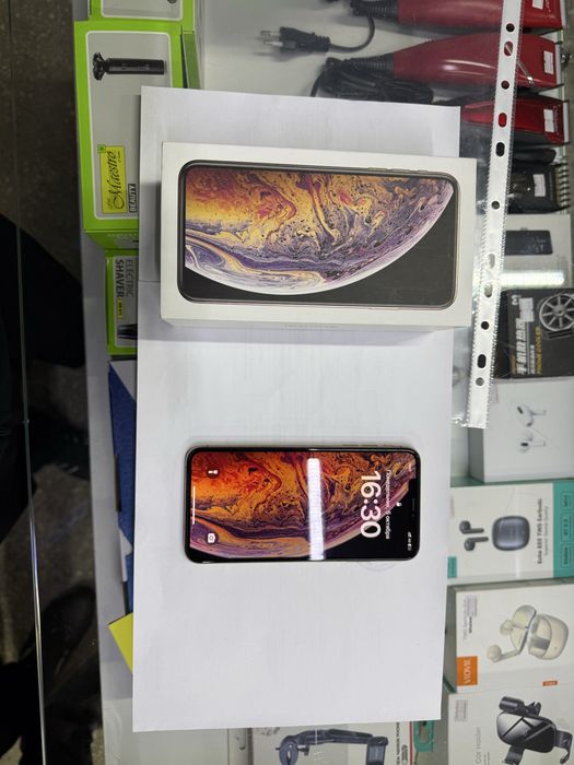 iPhone XS MAX 64 ГБ в золотом цвете