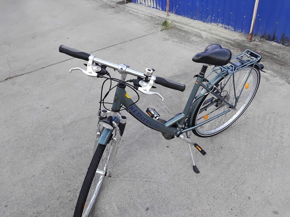Vând bicicleta din aluminiu pentru damă