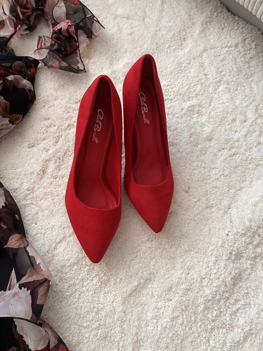 Стилетто в червено